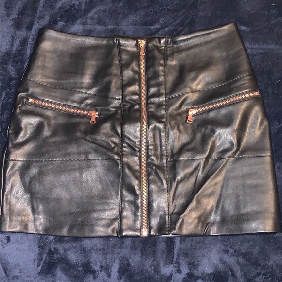 Leather zip up skirt - Picture 2 of 3